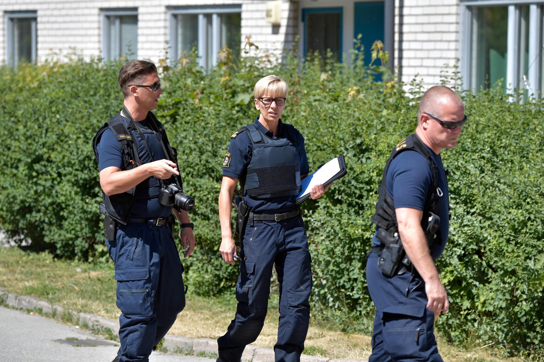Två personer har skadats vid en skottlossning i Uppsala.