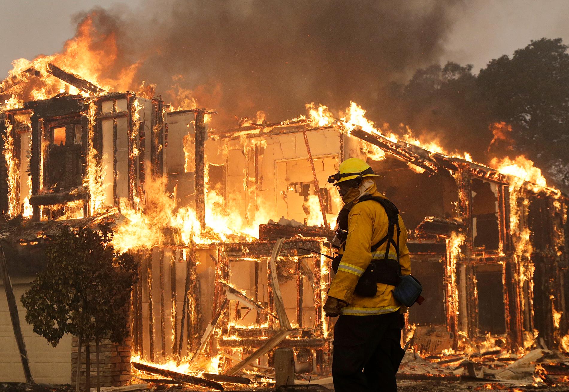 Brandmän försöker bekämpa bränderna som hittills beräknas ha förstört 1 500 byggnader. 