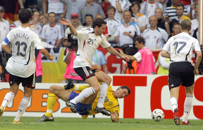 Zlatan och Sverige tog sig vidare från gruppspelet i VM 2006 men blev brutalt överkört av värdlandet Tyskland i åttondelen.