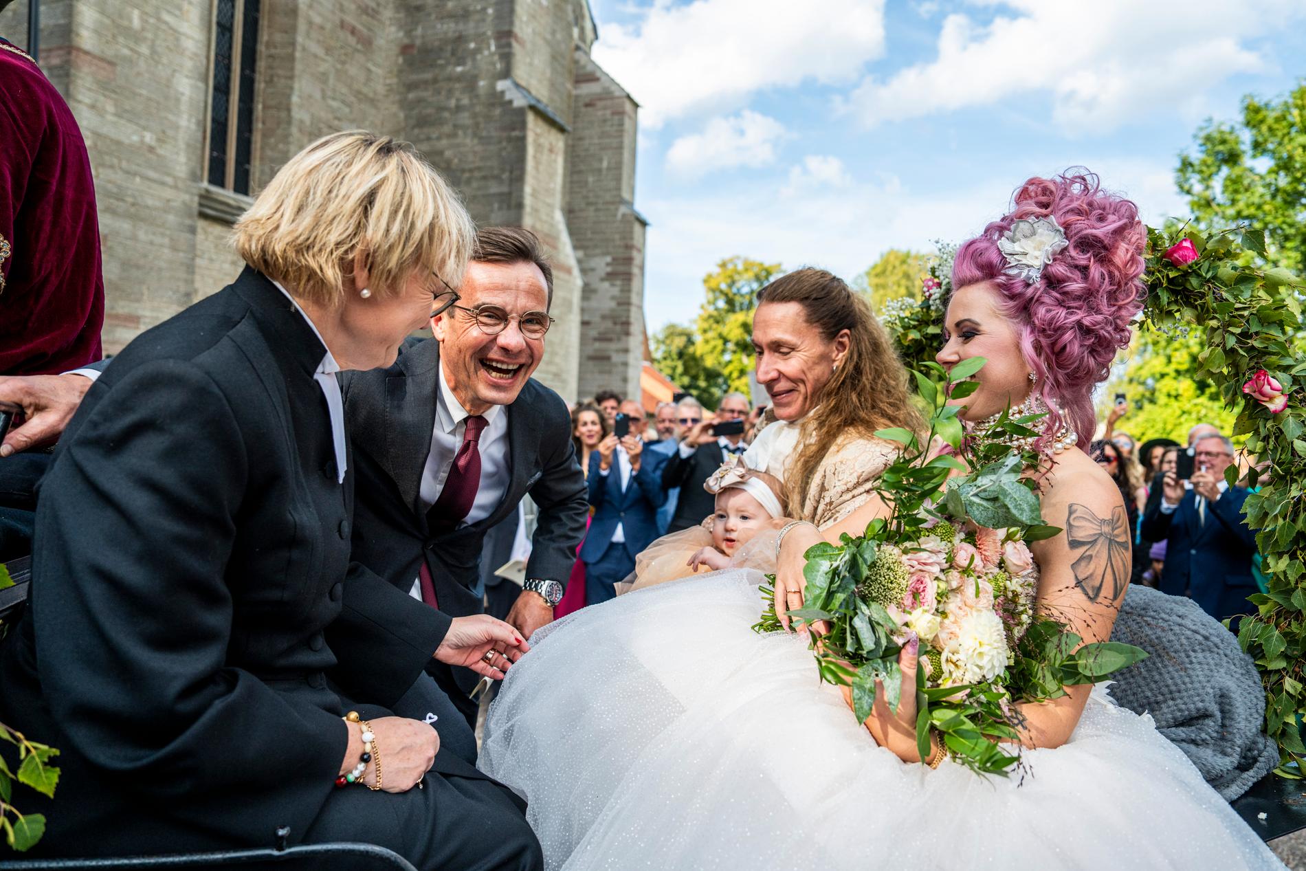 Ulf Kristersson och hustrun Birgitta Ed tillsammans med Martin ”E-type” Erikson och Melinda Jacobs under sommarens bröllop.