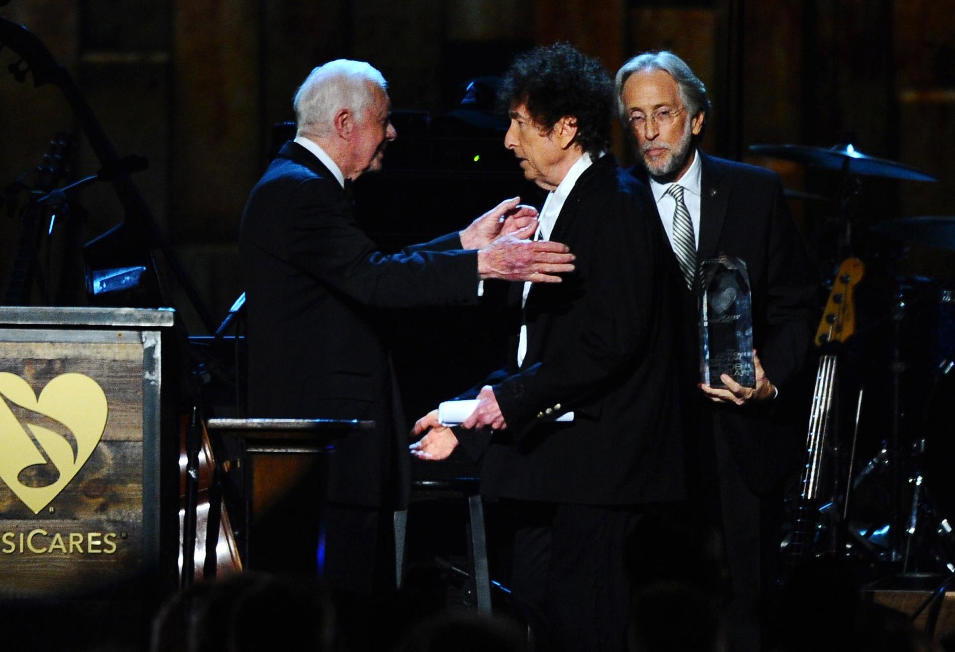 Bob Dylan när han tar emot Nobelpriset i litteratur.