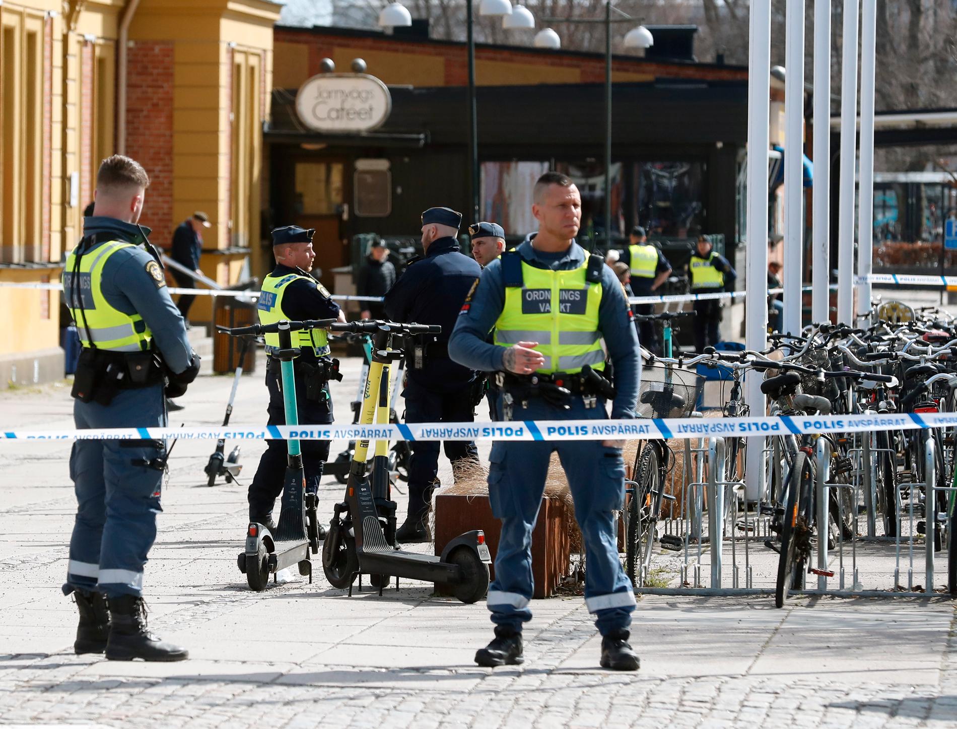 En kvinna har attackerats i en gångtunnel mellan perrongerna på tågstationen i Linköping.