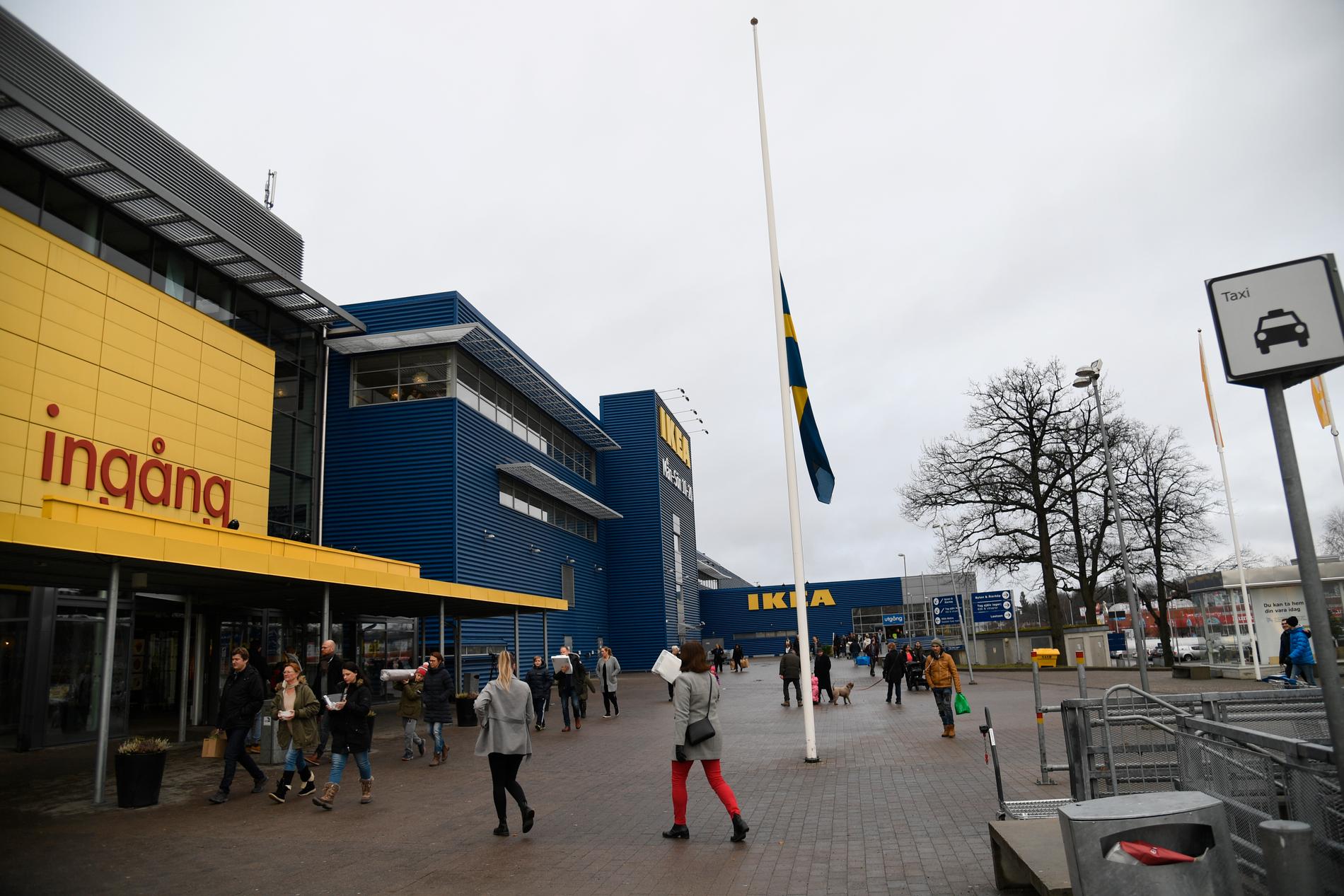 Flaggorna på halv stång vid Ikea Kungens kurva.