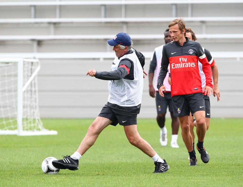 PSG:s tränare Carlo Ancelotti visar hur man ska spela på träningen.