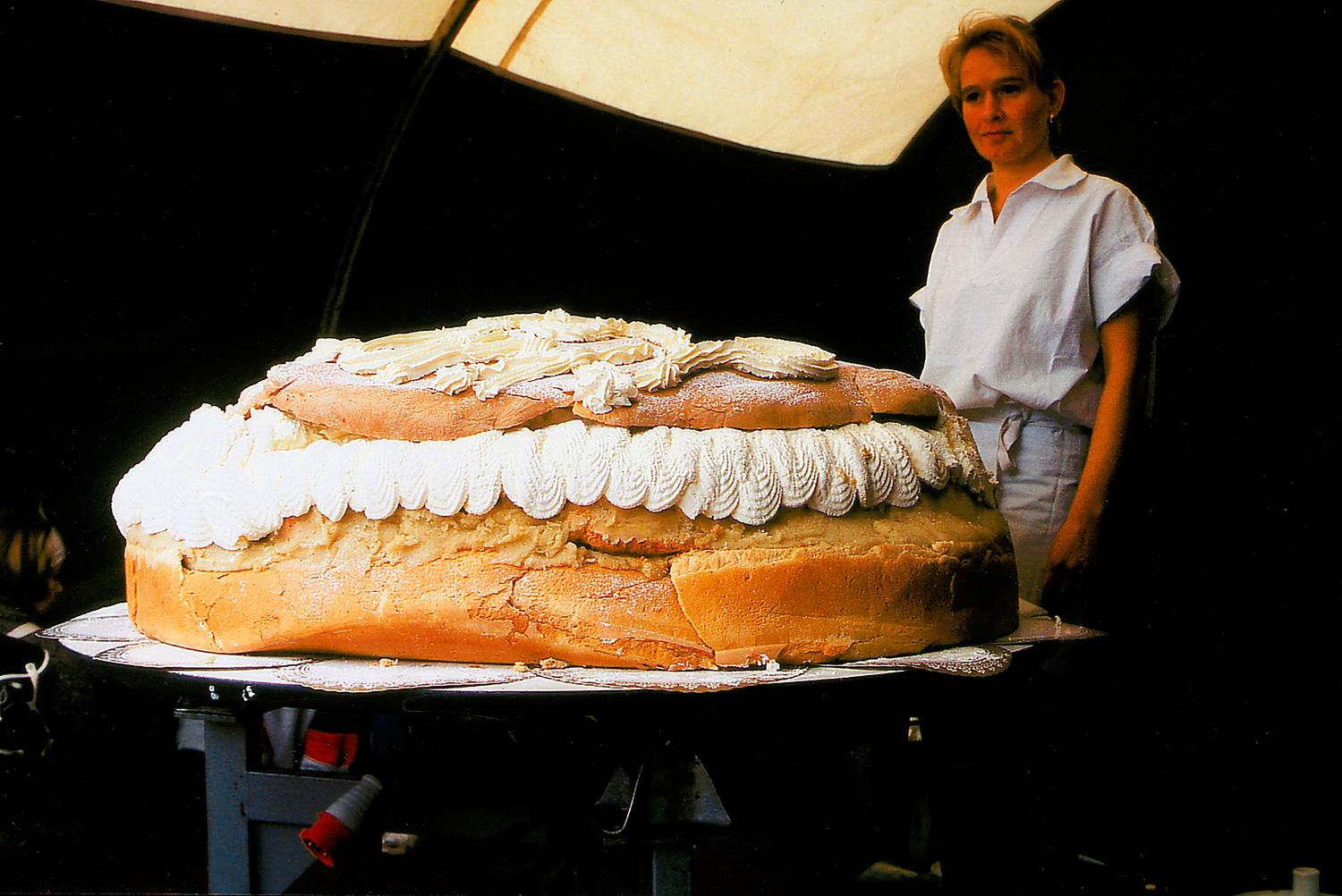 134 kg! Konditorn Marie Sandin med världens största semla.
