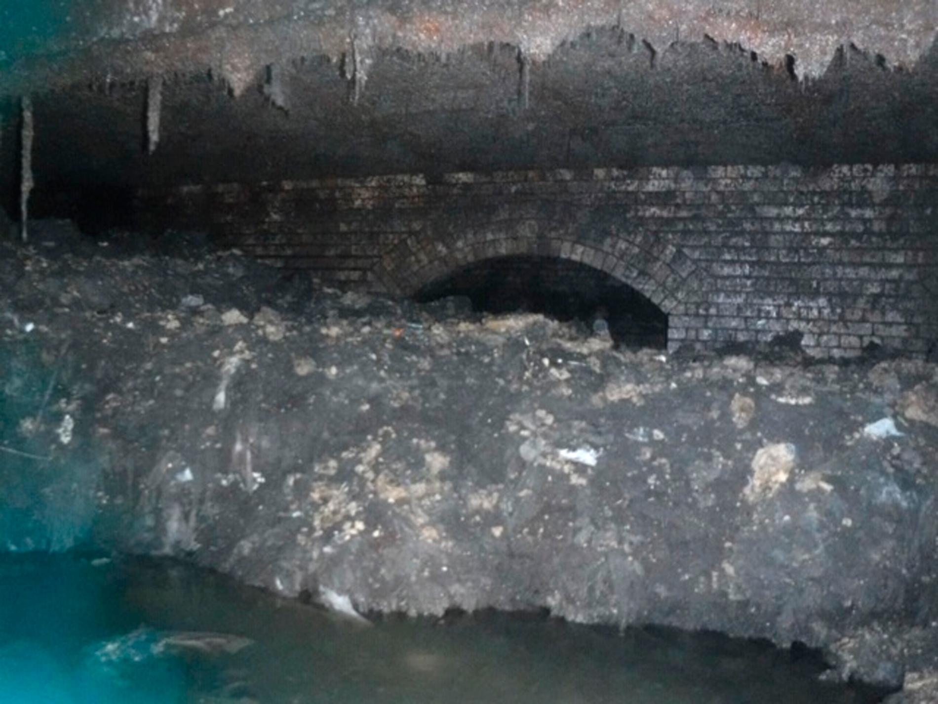 En 64 meter lång fettklump har hittats i avloppen under orten Sidmouth i södra England.
