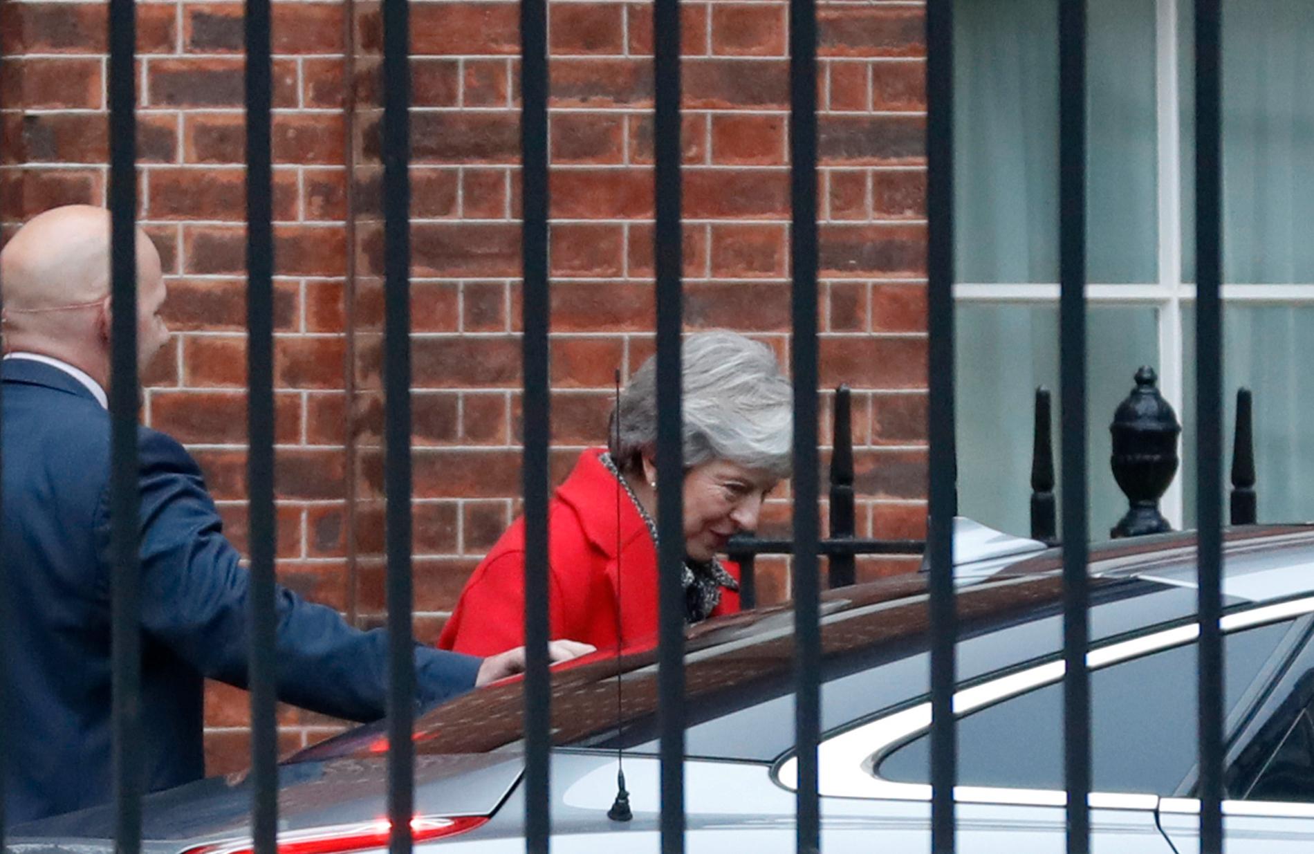 Theresa May fotograferad genom ett staket på Downing Street i London i fredags.