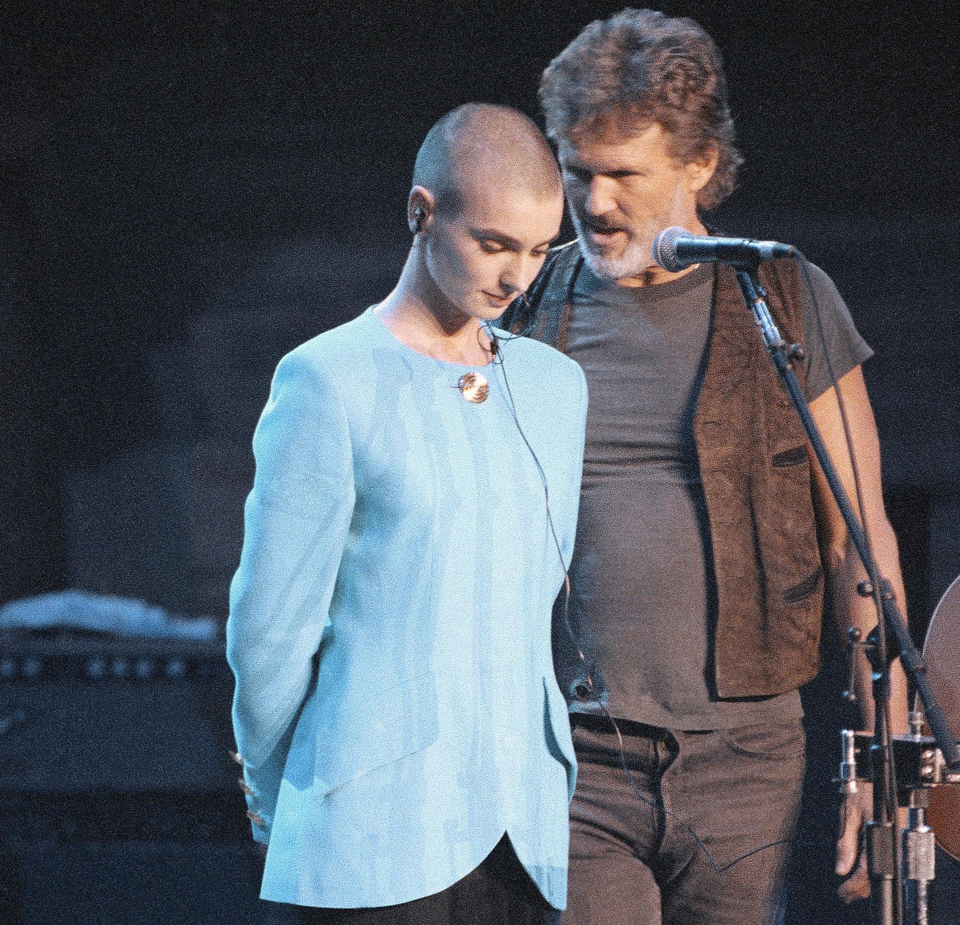 Under Bob Dylans jubileumskonsert i Madison Square Garden 1992 blev Sinéad O’Connor utbuad. Här får hon stöd av artisten Kris Kristofferson.