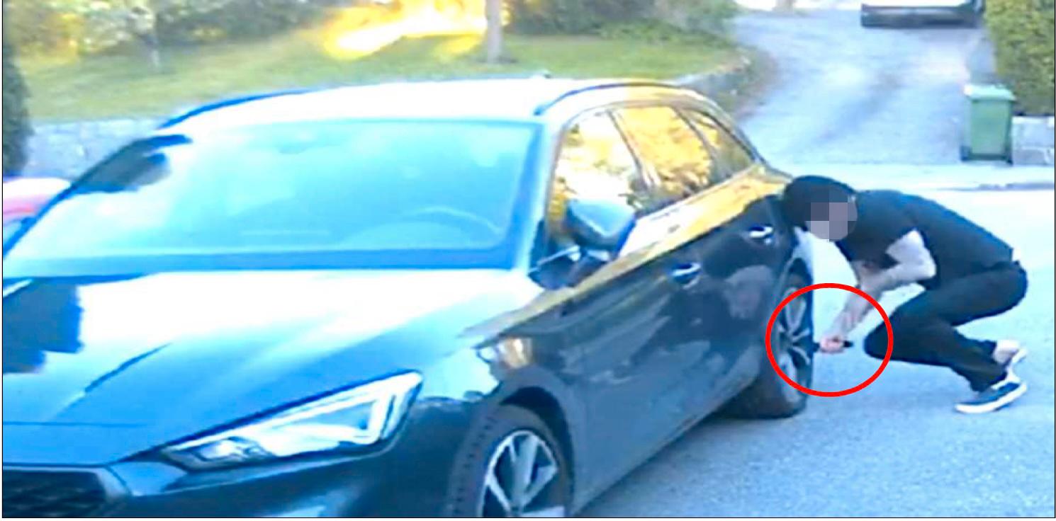 Artisten ska ha gått framtill grannens bil och punkterat ett däck med en kniv.