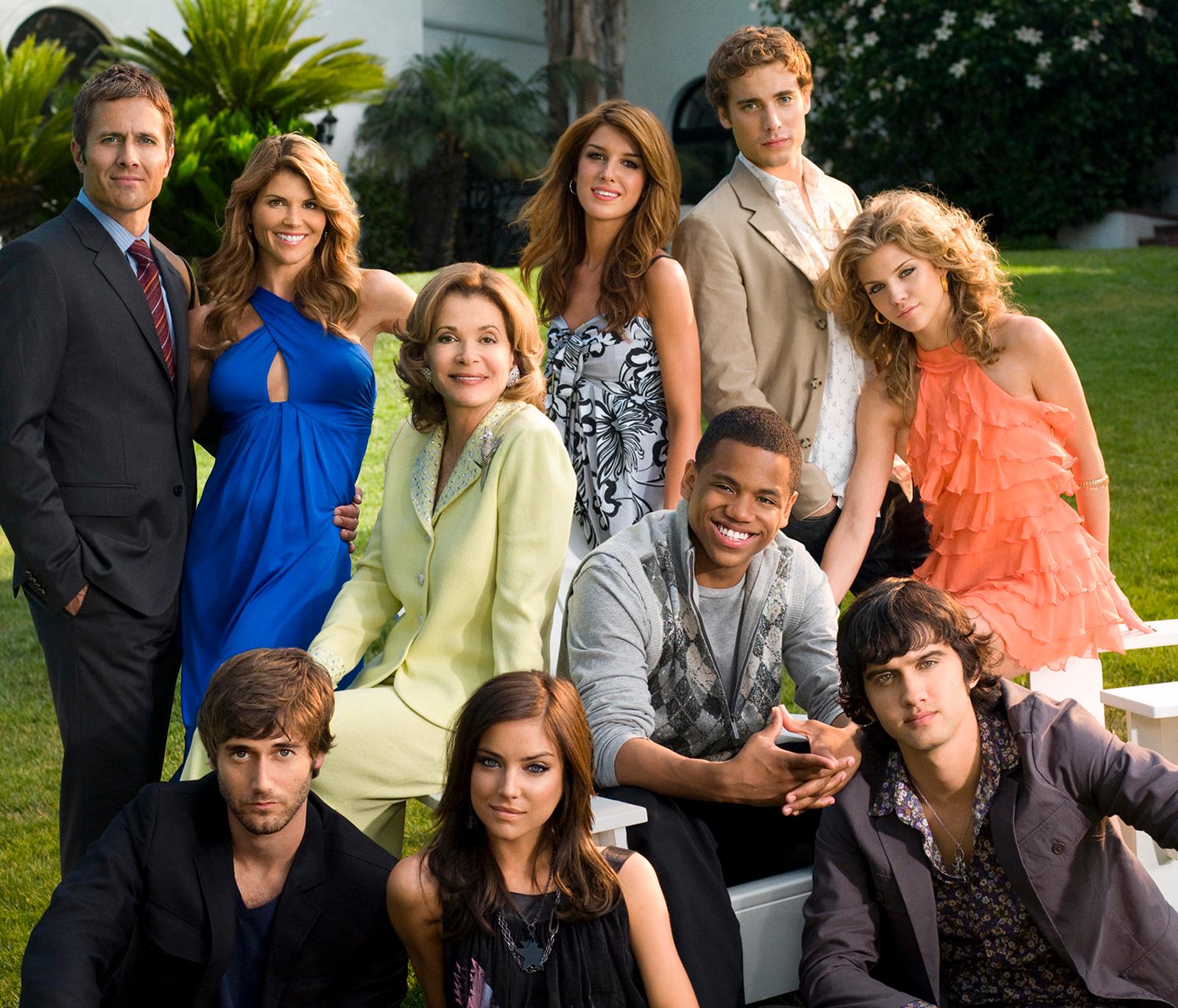 Skådespelarna i tv-serien"90210", Shenae Grimes tvåa från höger i bakre raden.