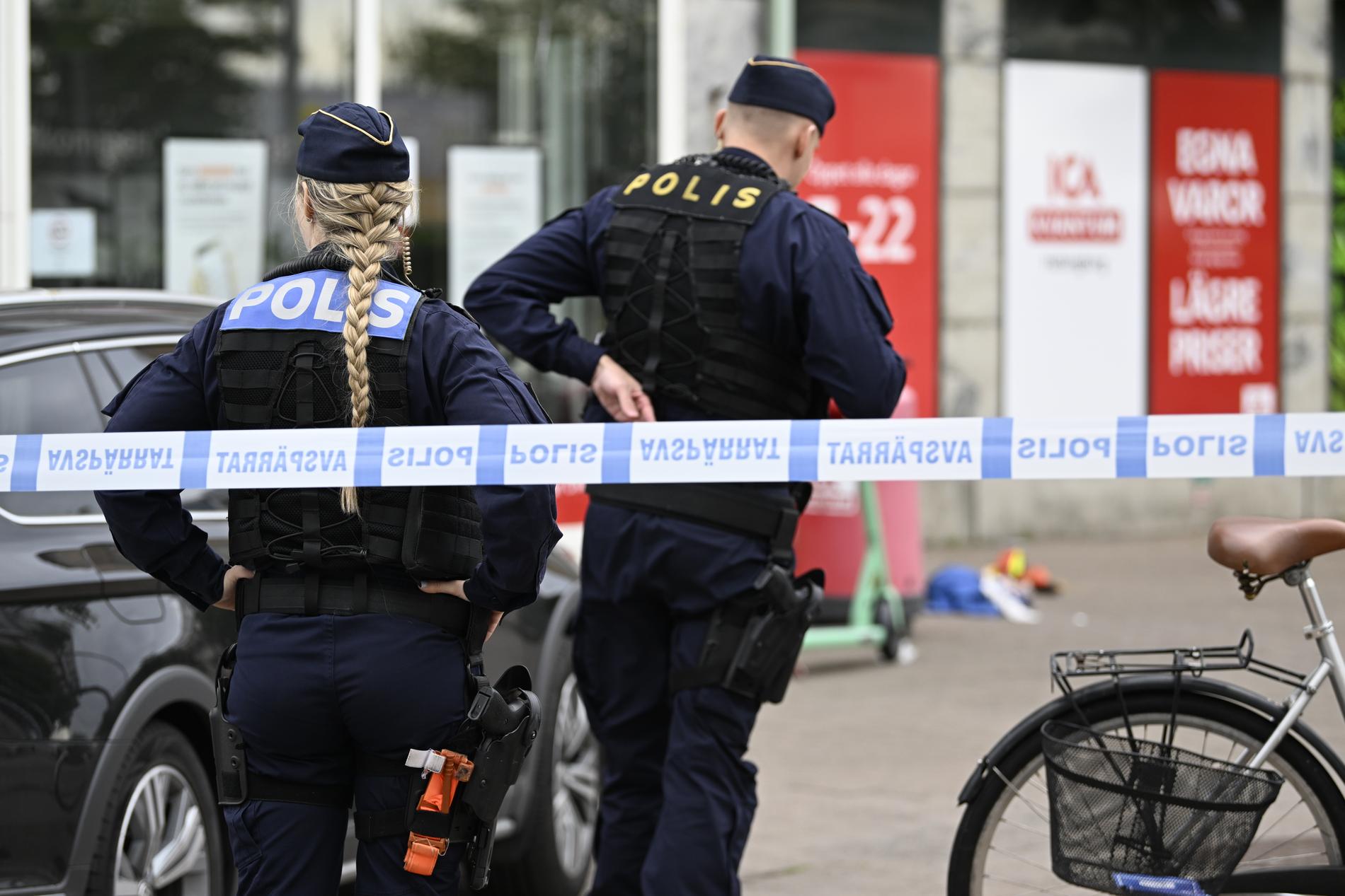 Polis på plats efter att en man i 20-årsåldern hittats skadad på en gata i Helsingborg.