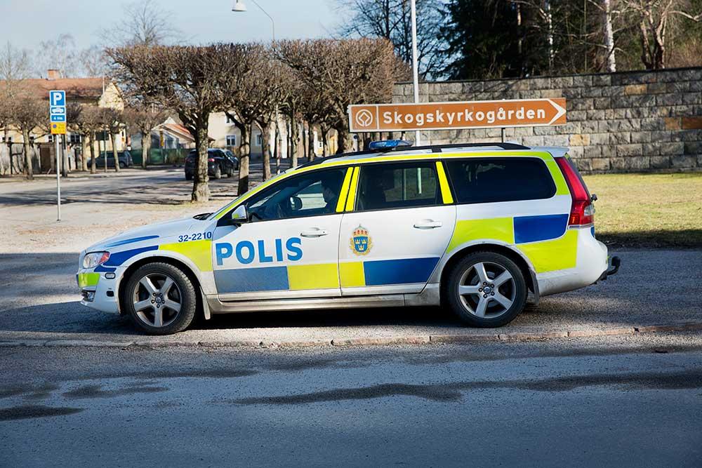 Polispatrullen lämnade den 55-årige mannen vid Skogskyrkogården. Kort därefter var han död.