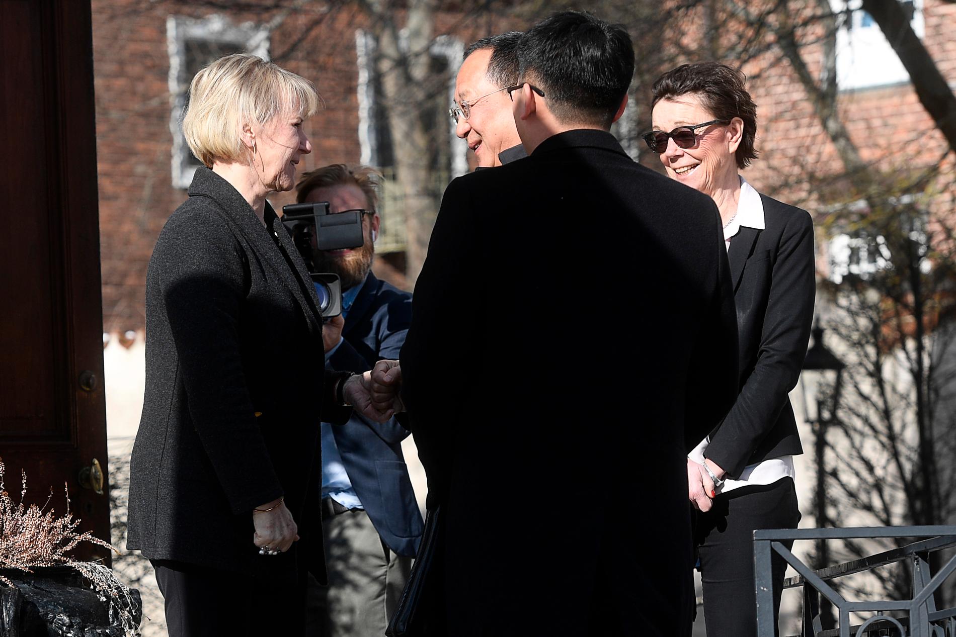 Utrikesminister Margot Wallström tar emot sin nordkoreanske kollega Ri Yong-ho för samtal.