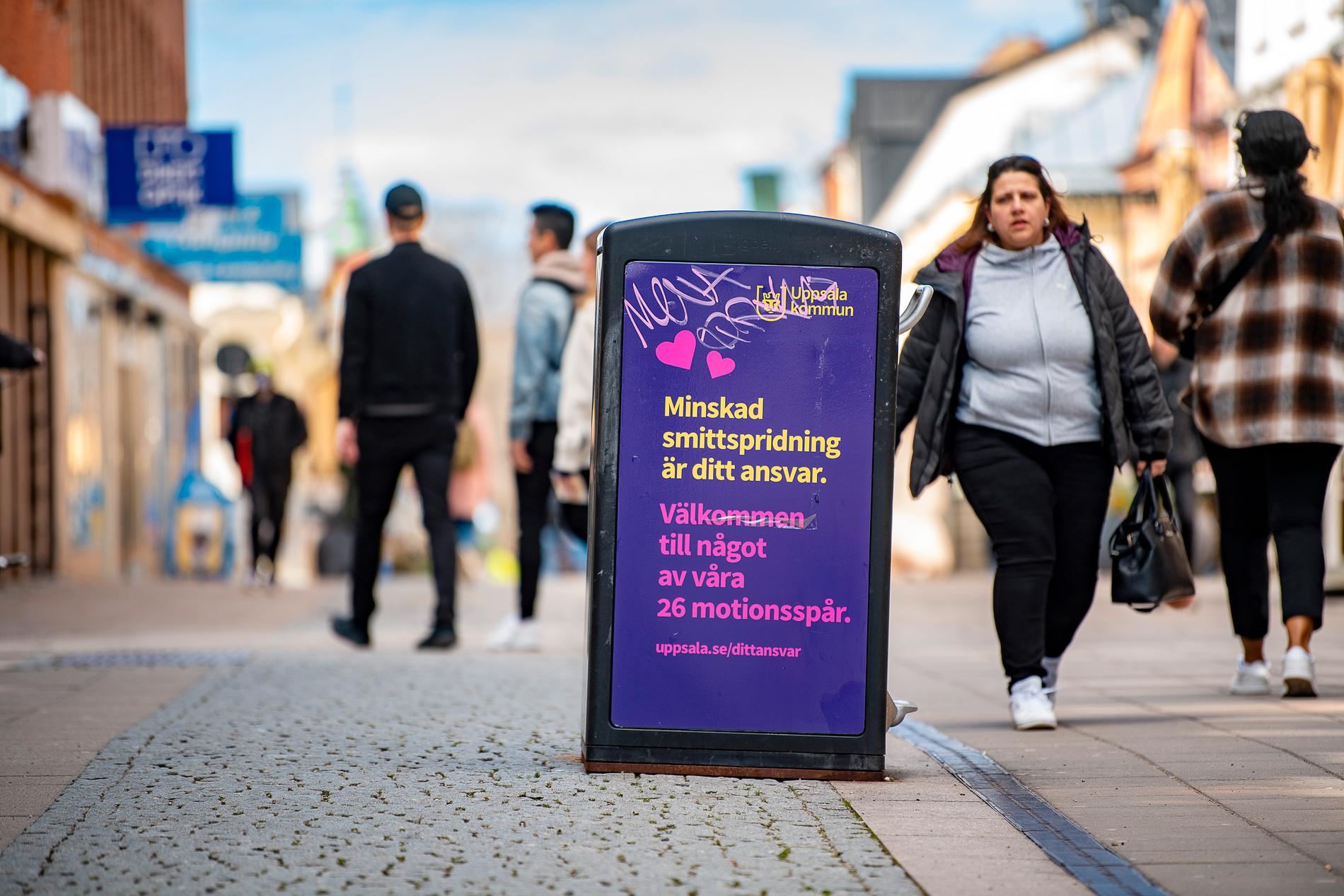 "Minskad smittspridning är ditt ansvar", lyder texten på en skylt i Uppsala. Sverige har nu näst flest antal nya covid-19-fall per invånare i EU. Arkivbild.