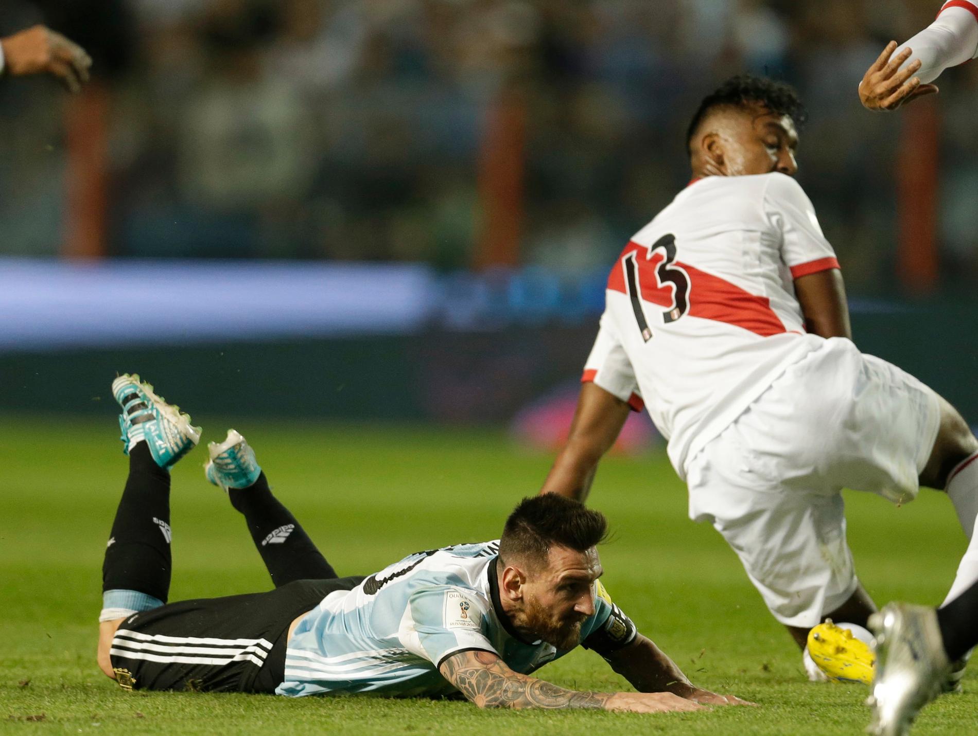 Argentinas Lionel Messi ramlar på planen under matchen mot Peru.