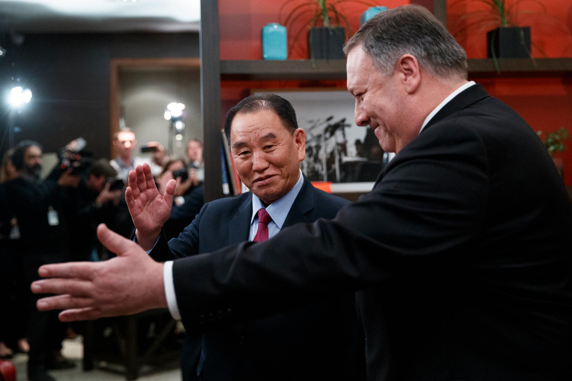 USA:s utrikesminister Mike Pompeo, till höger, tar emot den högt uppsatte nordkoreanske politikern Kim Yong-Chol som är på besök i Washington DC.