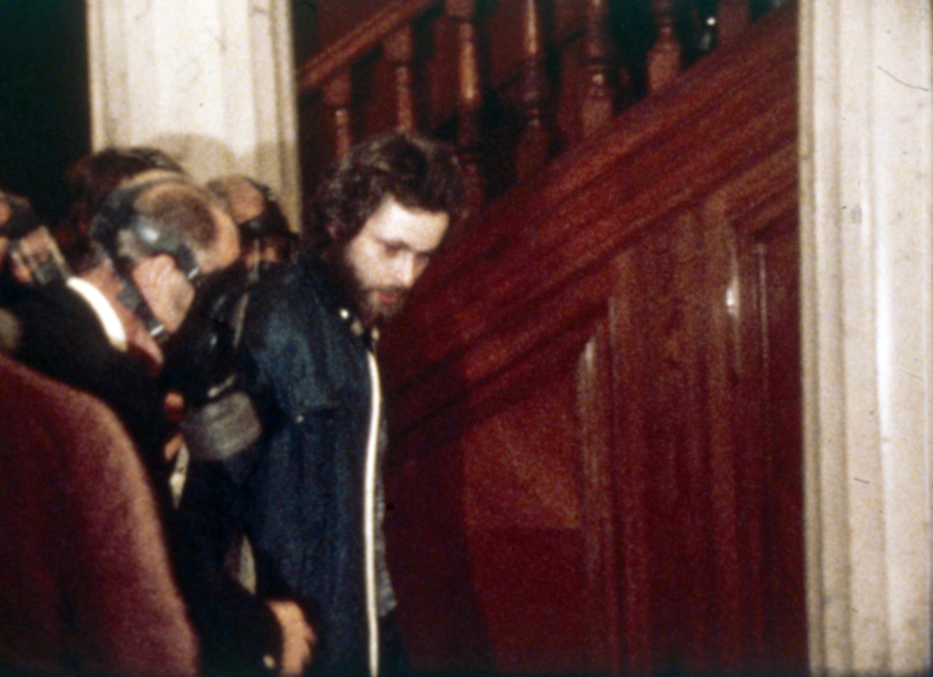 Polisen griper Clark Olofsson efter det sex dagar långa Norrmalmtorgsdramat 1973.
