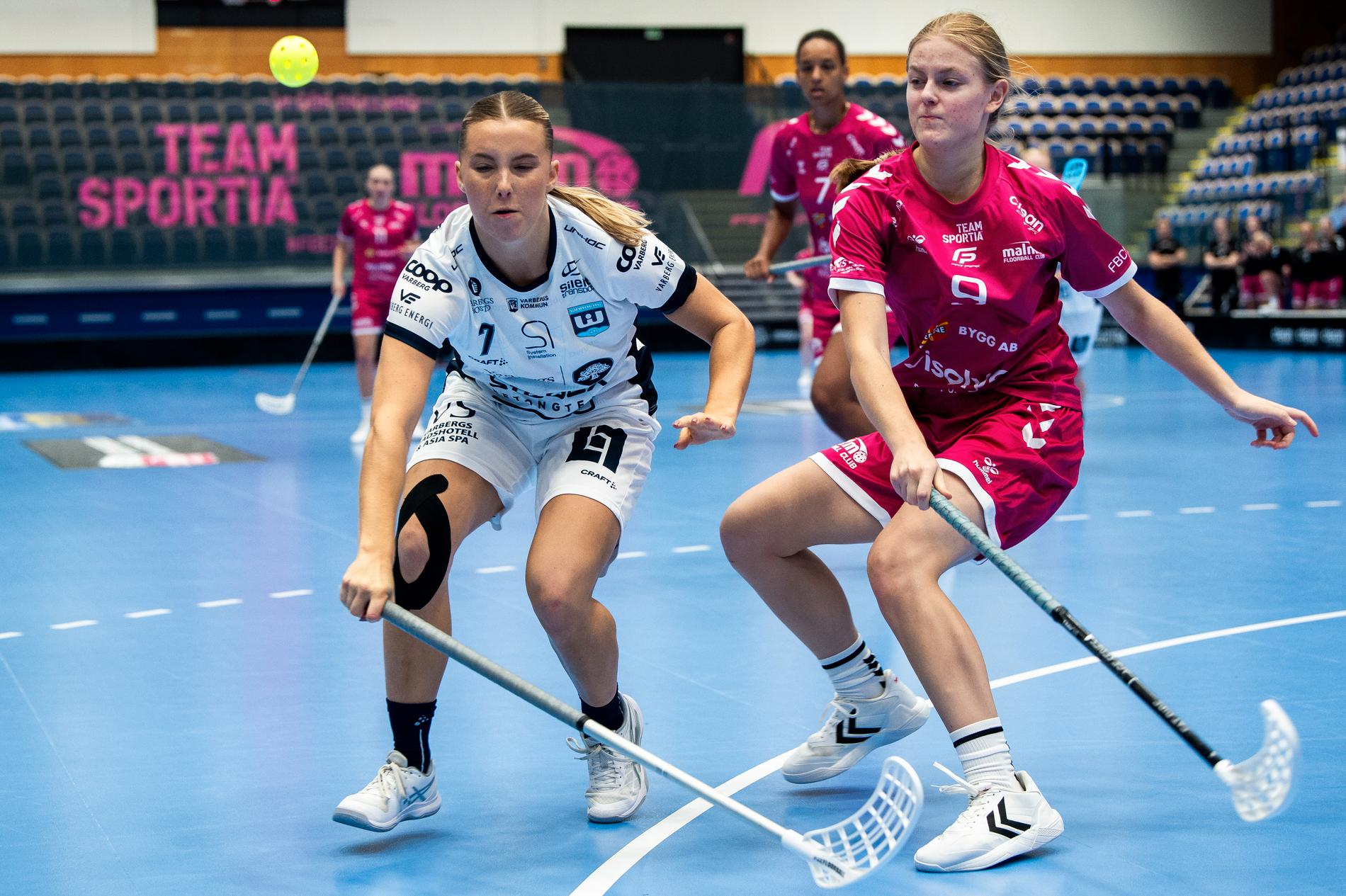 Warbergs Hanna Modigh och Malmös Maja Helman under innebandymatchen i damernas SSL mellan Malmö och Warberg den 29 september. 