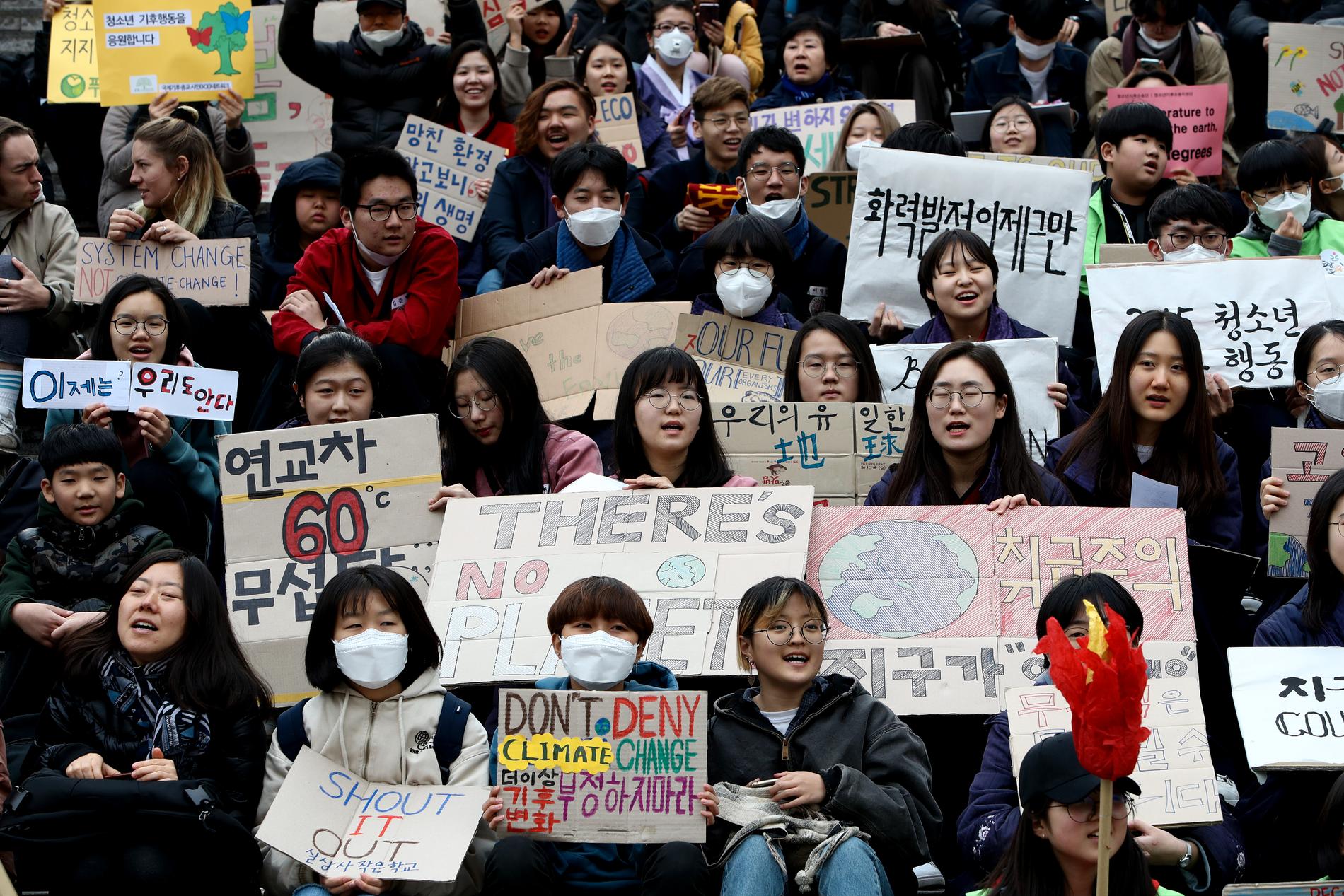 Hundratusentals skolungdomar över hela världen strejkade på fredagen för klimatet. Här i Seoul, Sydkorea.