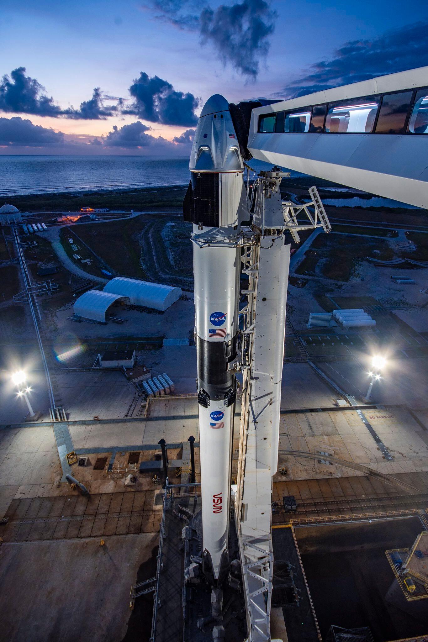 Falcon 9 vid startplattan på Kennedy Space Center i Florida