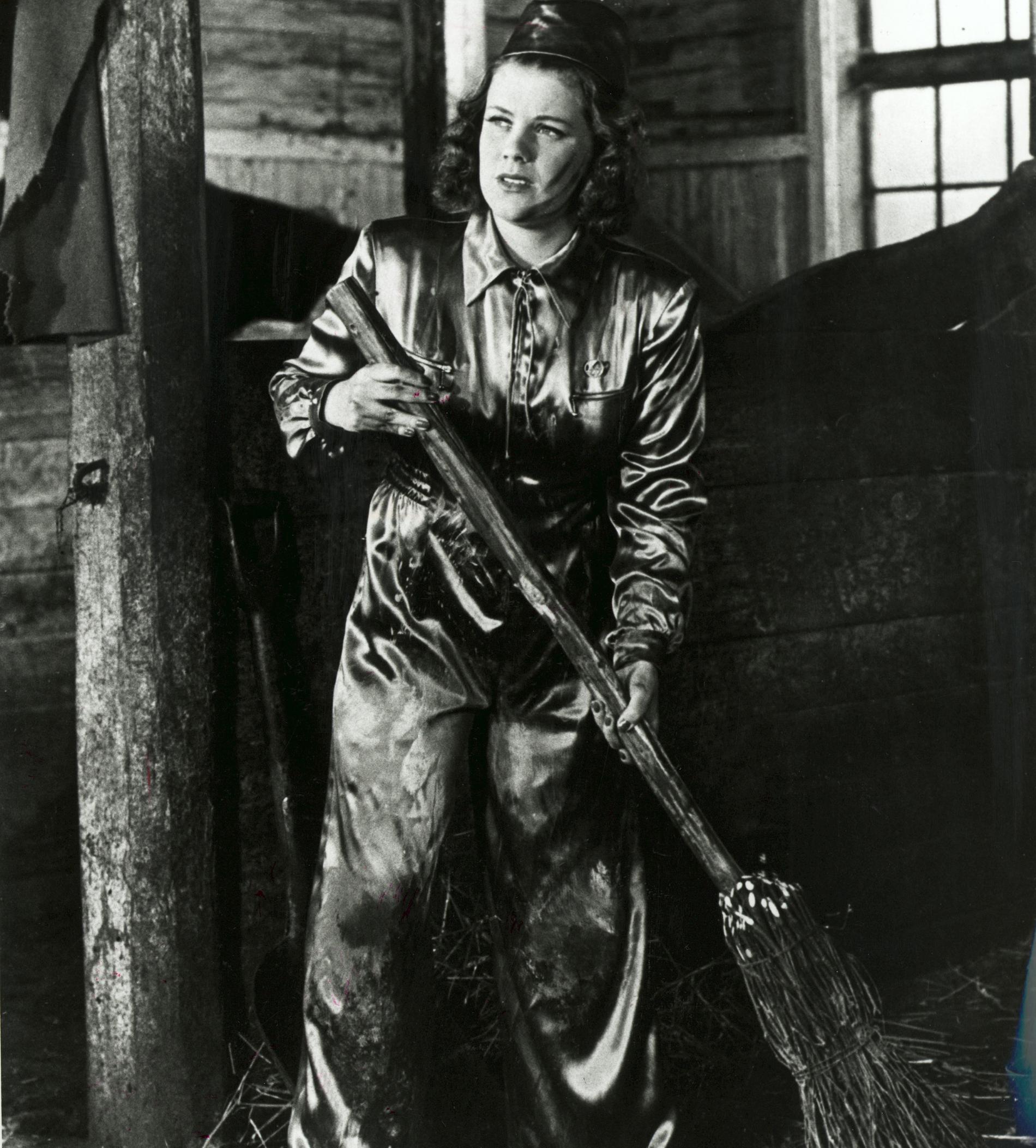 1941 Krigsåret -41 spelade Sickan huvudrollen i komedin ”Landstormens lilla argbigga”, där hon spelade den rika Stockholmstjejen Marianne som tar jobb som beredskapskvinna på landsbygden. En omställning som bäddar för skratt.