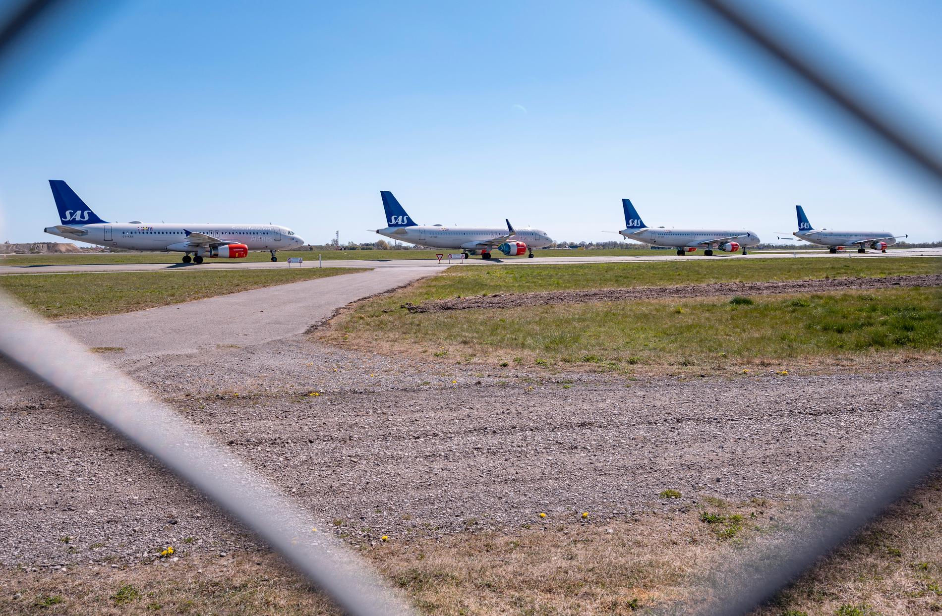 Parkerade SAS-plan på en taxibana på Kastrup i Köpenhamn. Flygbolaget har på grund av coronapandemin totalt omkring 100 plan parkerade på Arlanda, Kastrup och på Gardermoen. Arkivbild.