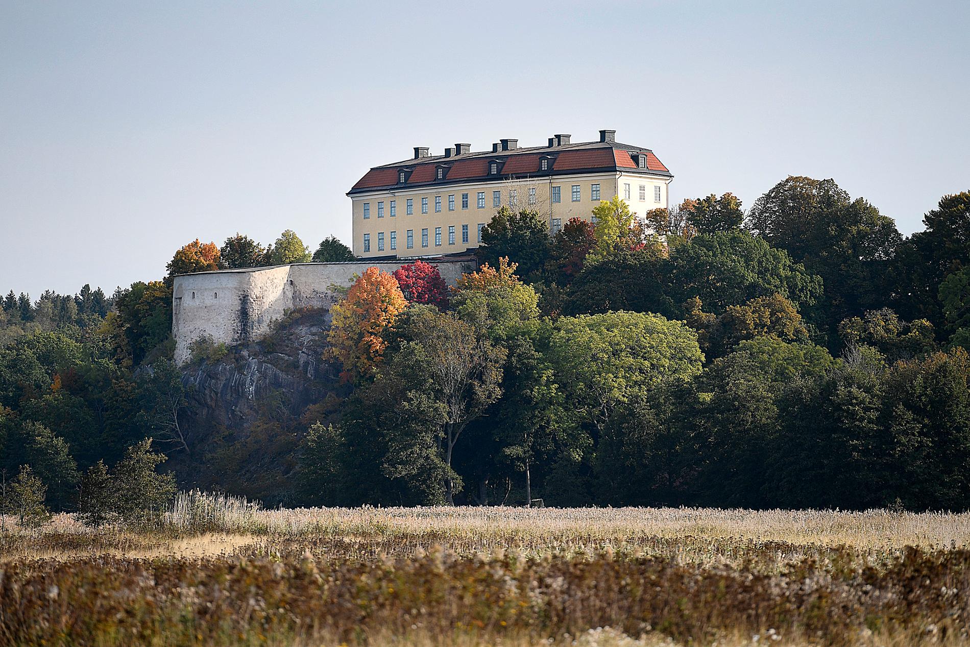 Familjen Bonde äger slottet Hörningsholm, varifrån man har utsikt över markerna. 