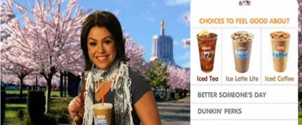 Tv-kocken Rachael Ray hade en svart och vit sjal i reklamfilmen för Dunkin' Donuts kaffe och te. Nu dras kampanjen tillbaka.