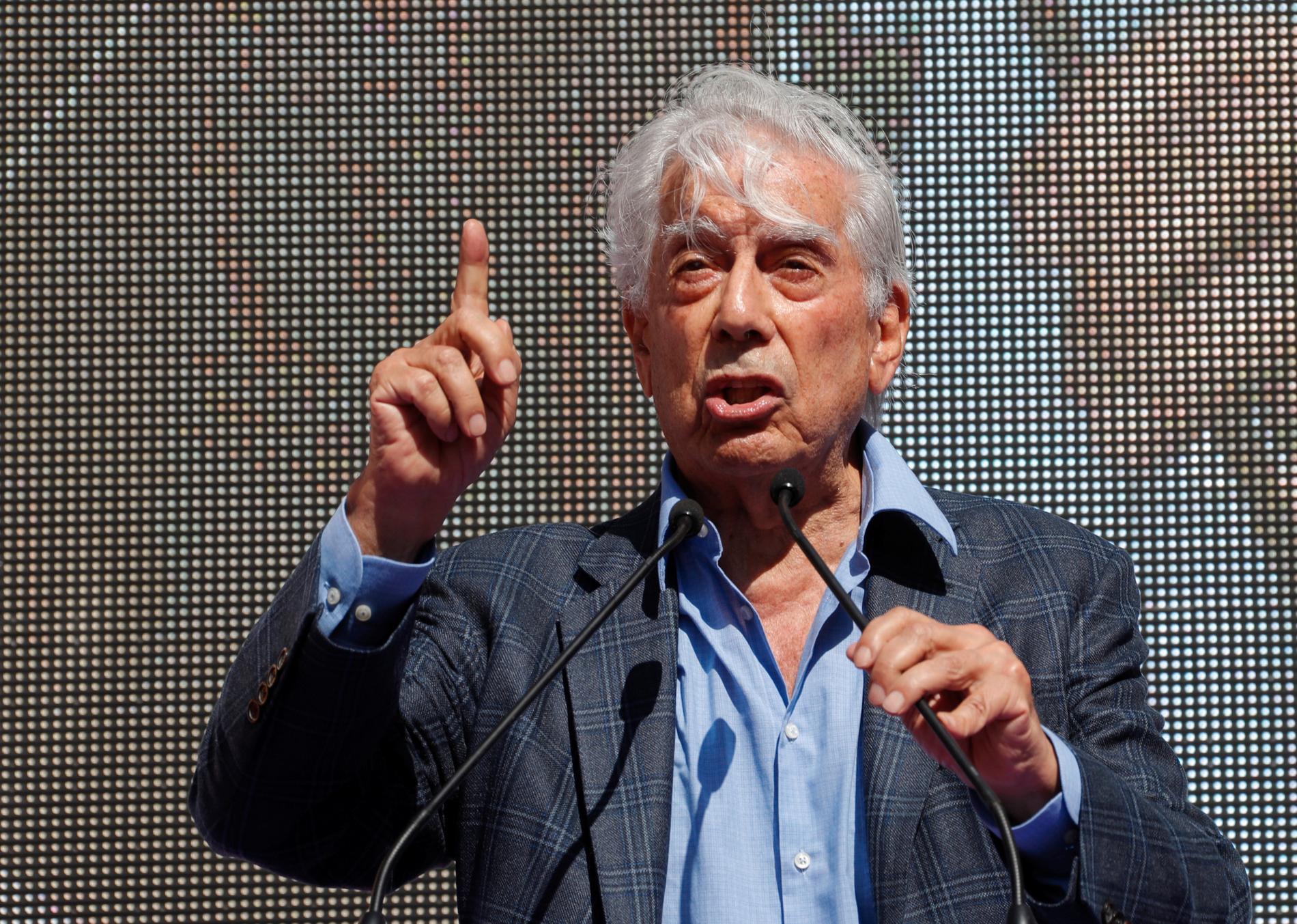 Peruanske Nobelpristagaren Mario Vargas Llosa talar på demonstrationen. 