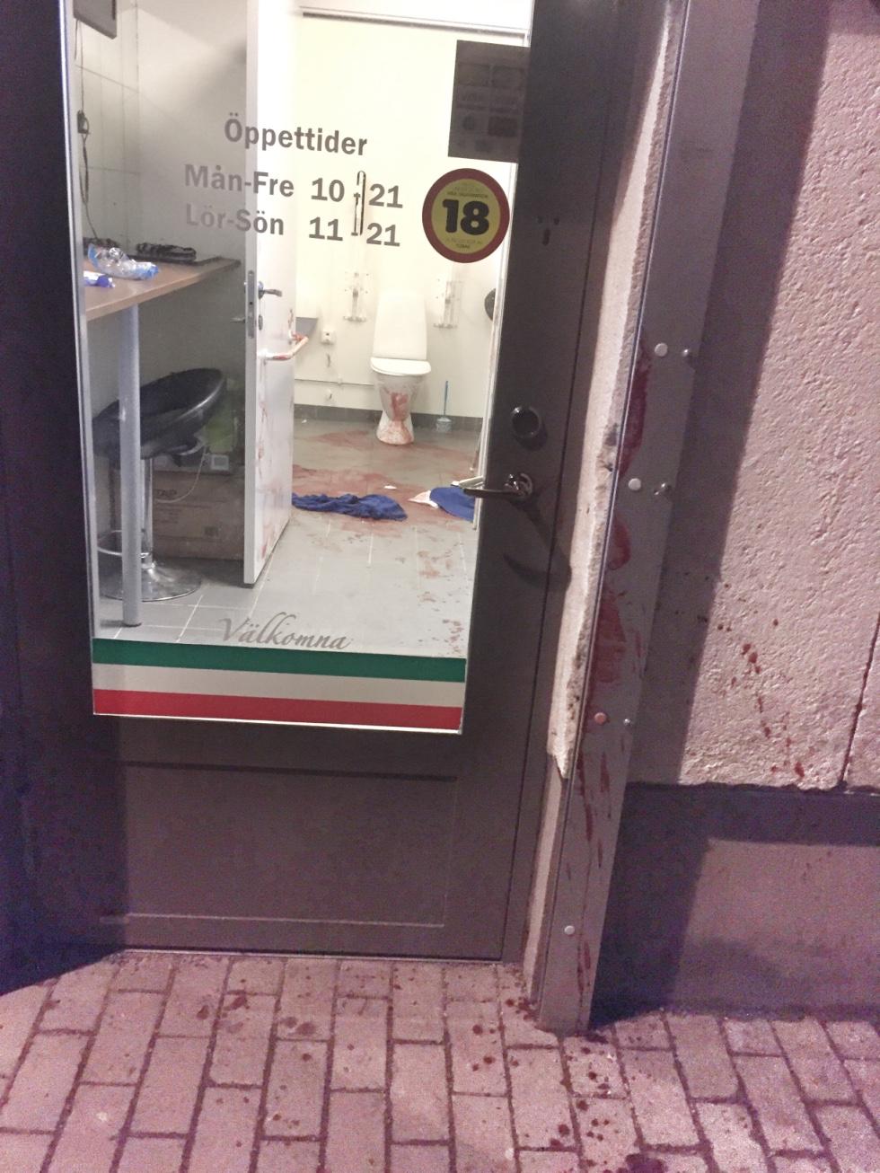 En skjuten man sökte skydd inne på en pizzeria i Fagersjö i Stockholm.