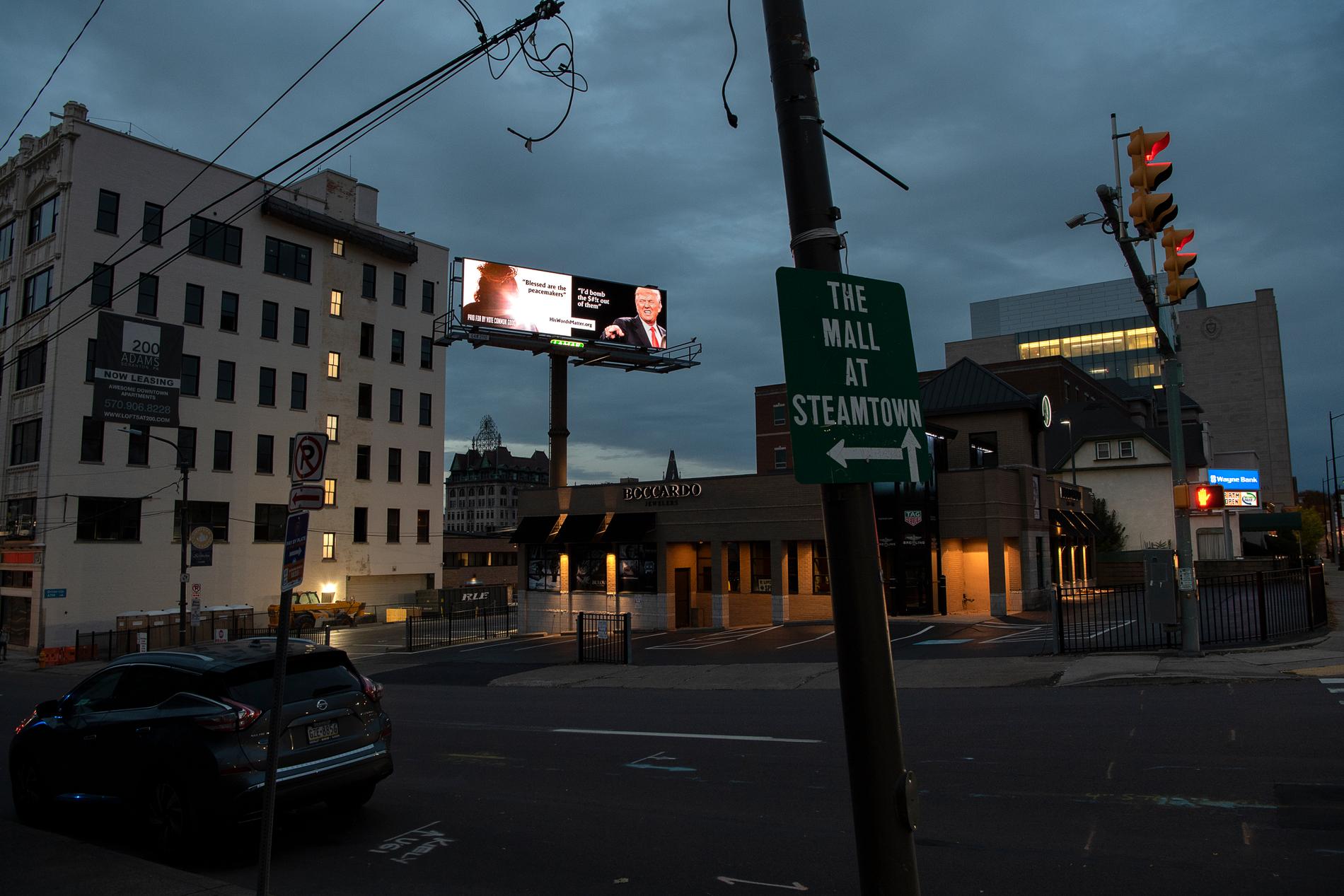 En färgsprakande neonskylt i centrum tillkännager att Scranton kallas "den elektriska staden".