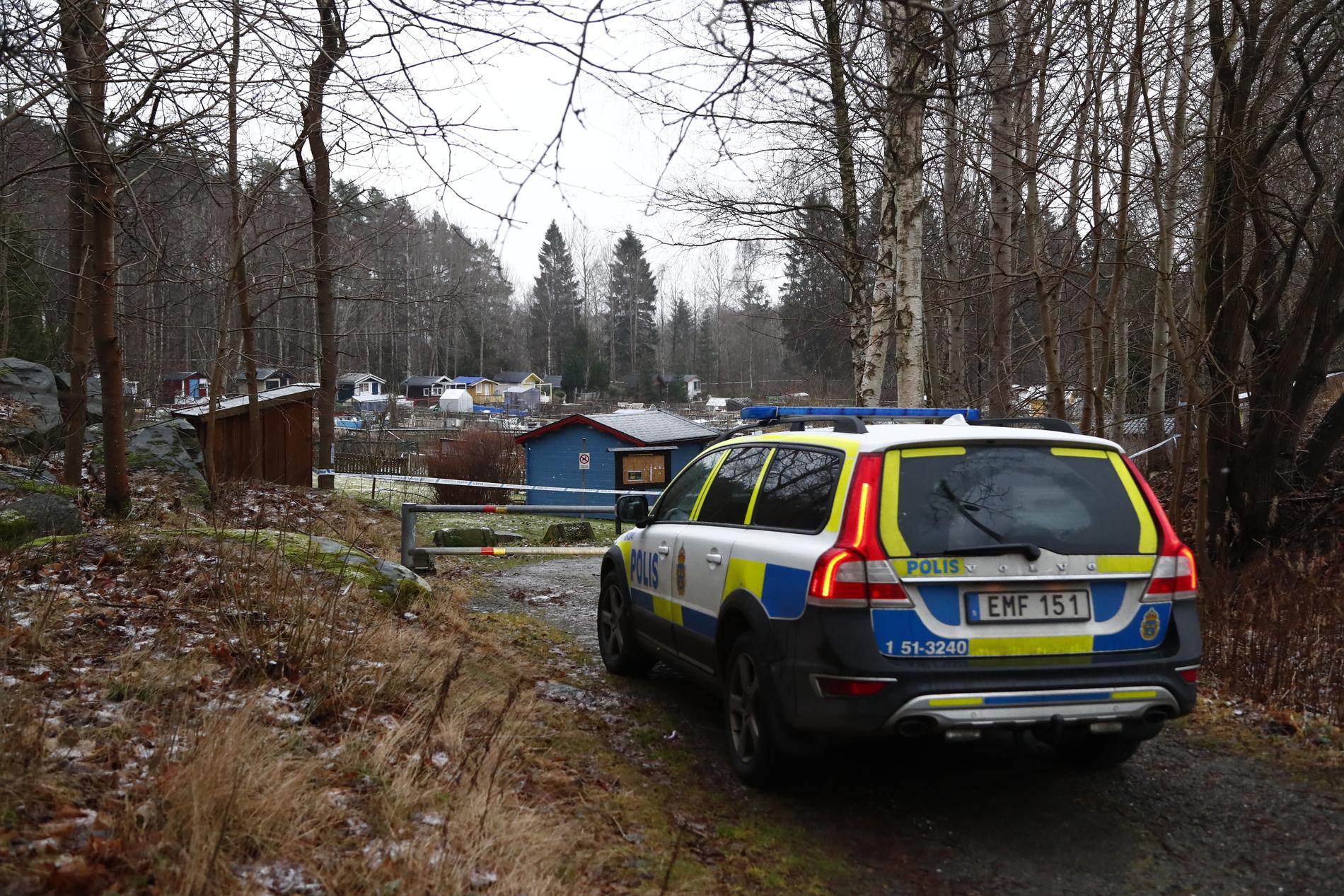 En man hittades död utomhus i Kvibergsområdet i Göteborg med skottskador på kroppen. 