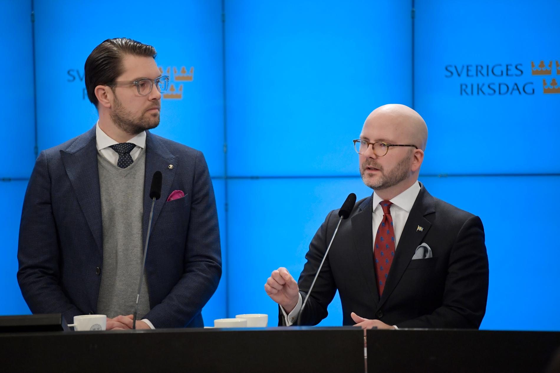 Sverigedemokraternas partiledare Jimmie Åkesson och Charlie Weimers, som får tredjeplatsen på partiets lista i valet till EU-parlamentet.