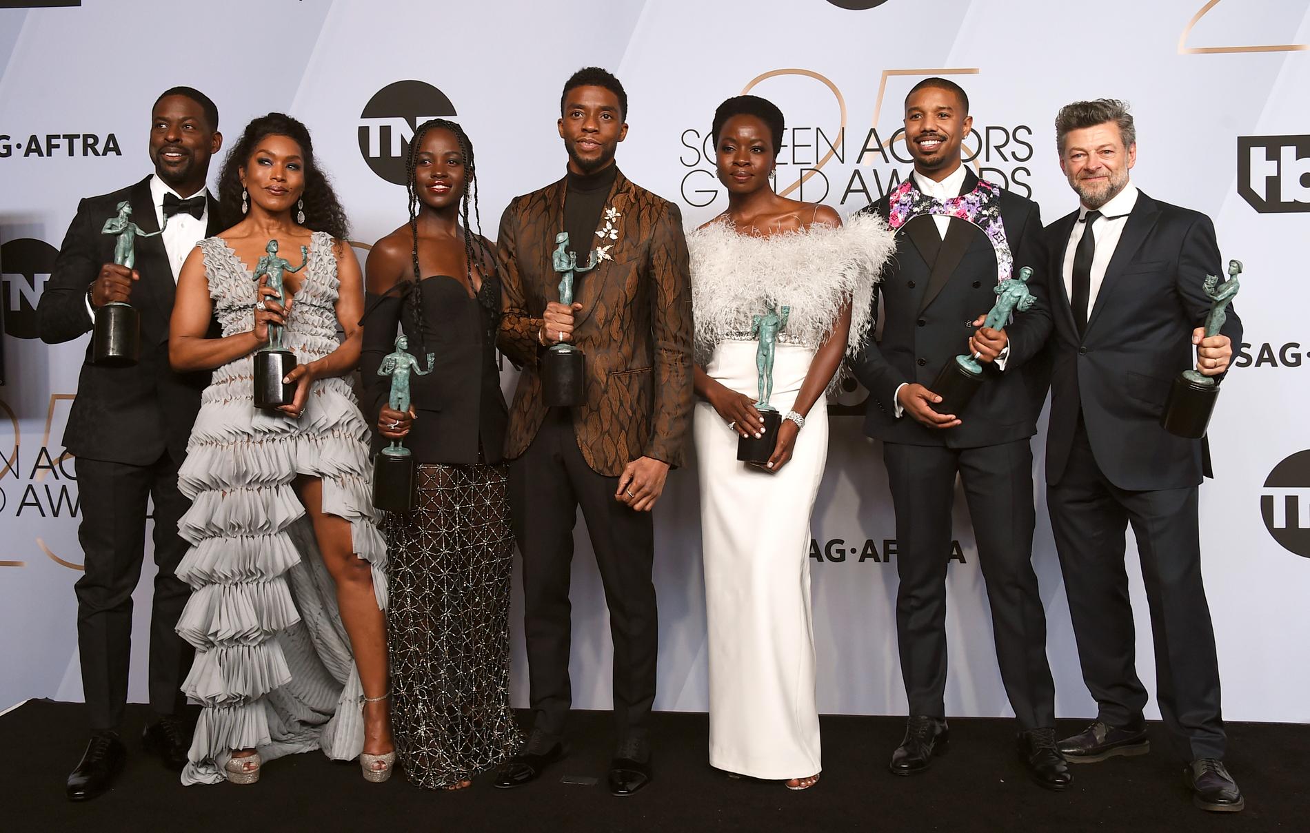 ”Black panther”-skådespelarna Sterling K. Brown, Angela Bassett, Lupita Nyong'o, Chadwick Boseman, Danai Gurira, Michael B. Jordan och Andy Serkis på SAG Awards 2019.