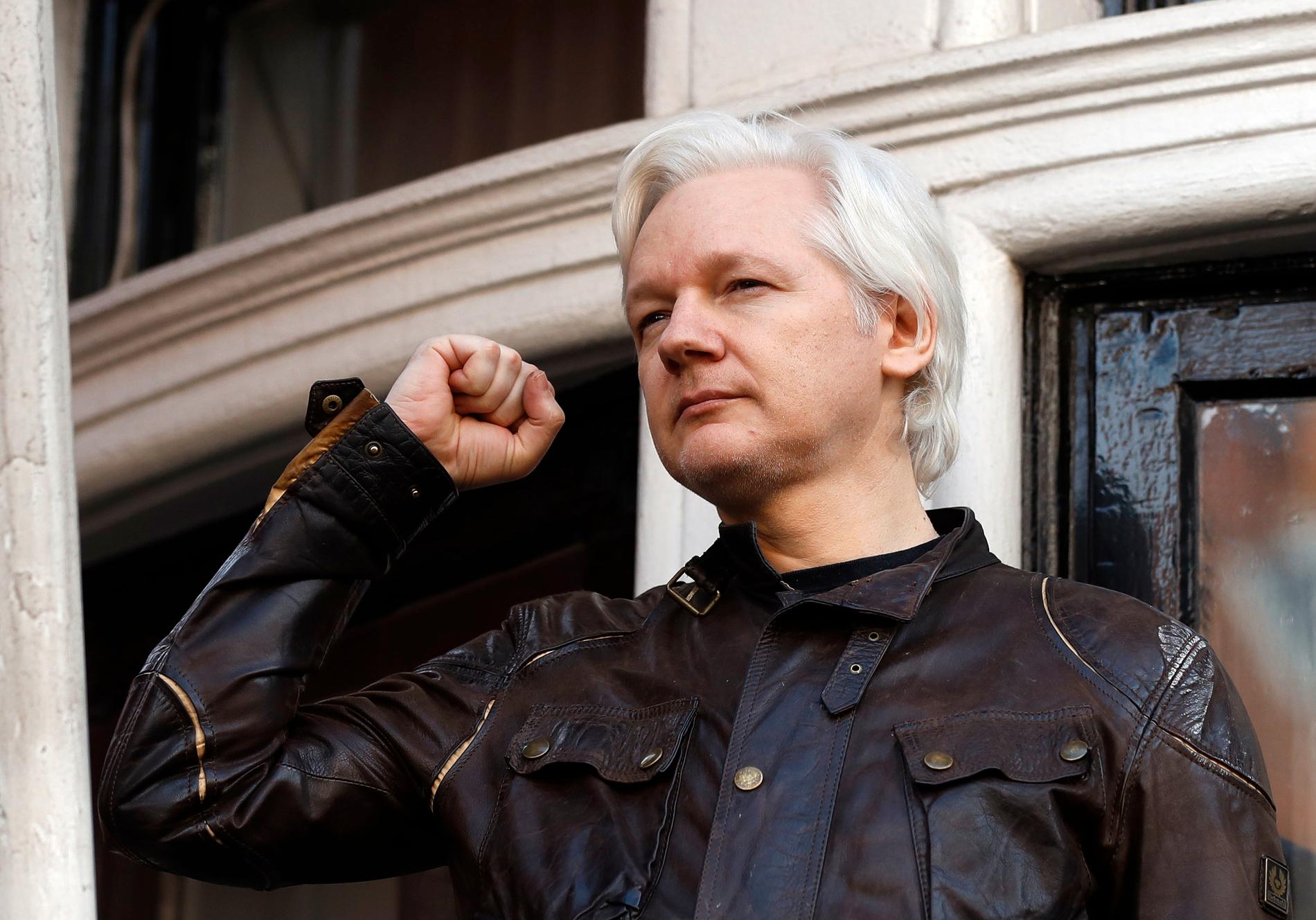 Assange vid Ecuadors ambassad i London.