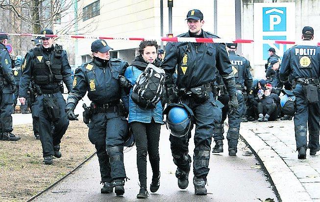 En demonstrant förs bort av dansk polis under klimatmötet i Köpenhamn i december.