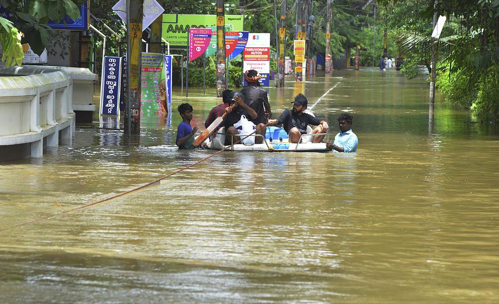 Människor rör sig i området Thrissur, i delstaten Kerala. 