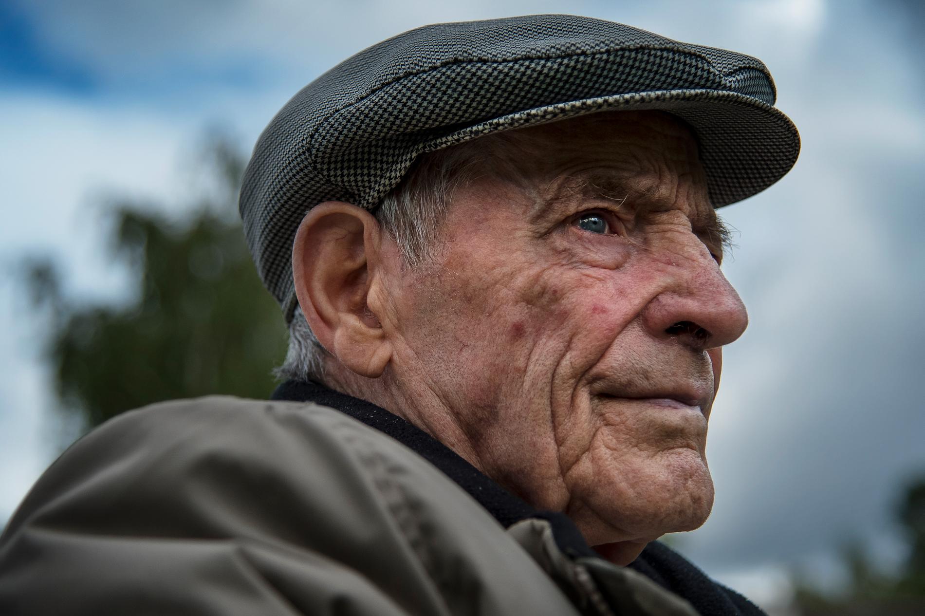 Lars Borgström, 88, har avlidit, men tingsrätten dömde i dag polismannen som lurade den gamle mannen på hans hus.