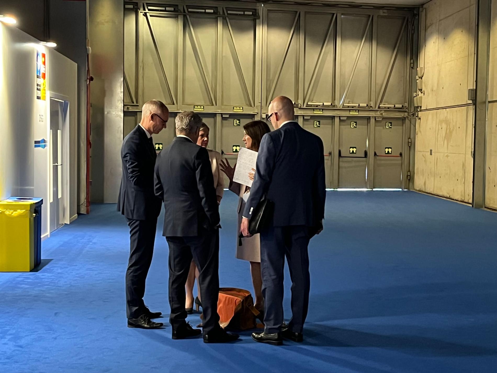 Ann Linde, Magdalena Andersson och Oscar Stenström samlas under en femminuterspaus i förhandlingarna med Turkiet. 