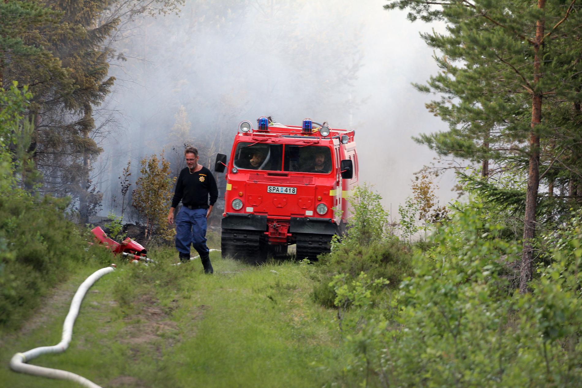 En skogsbrand rasar mellan Kristinehamn och Björneborg.