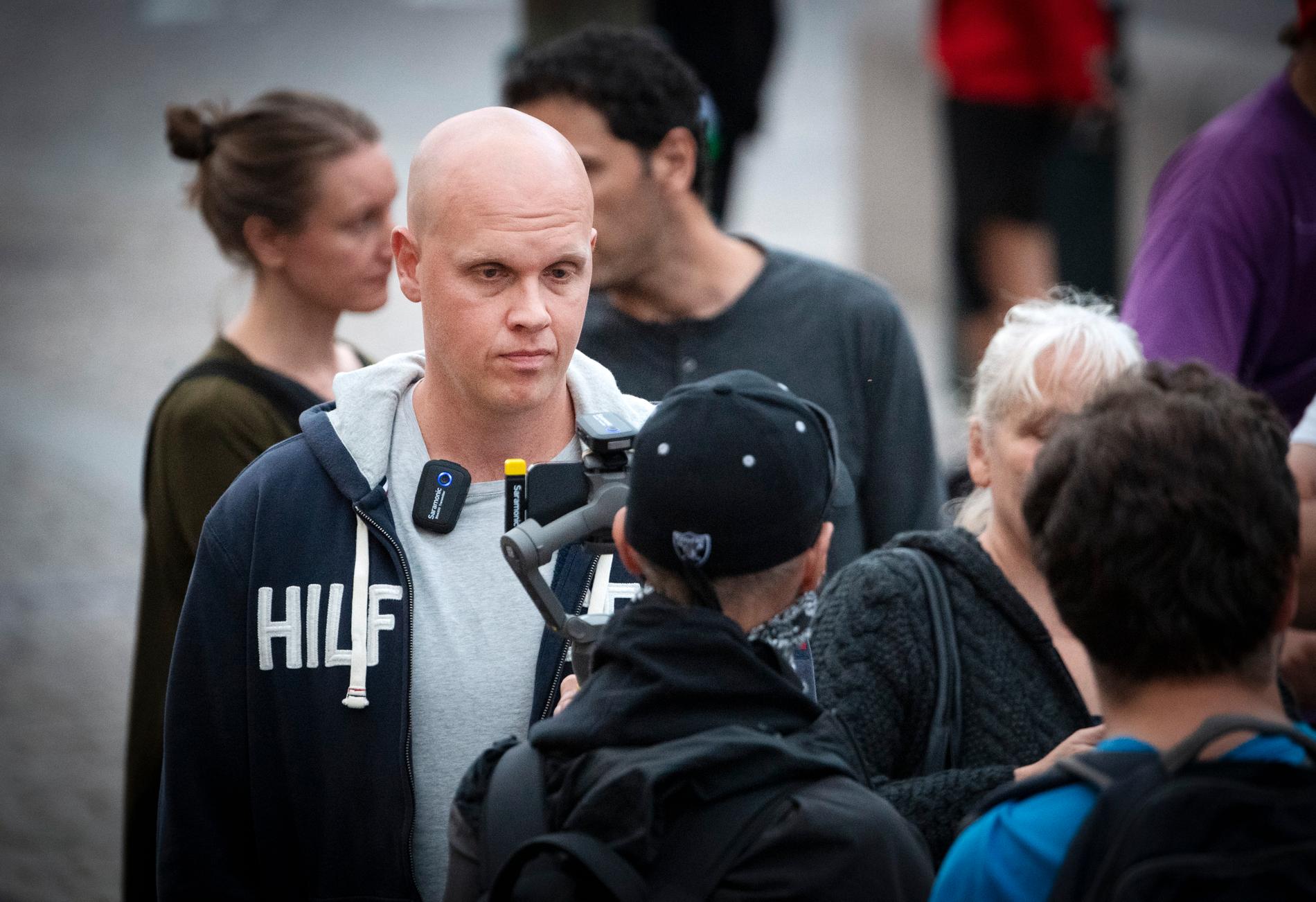 Debattören och journalisten Joakim Lamotte sänder live och talar med personer utanför Lund C den 8 september 2021.