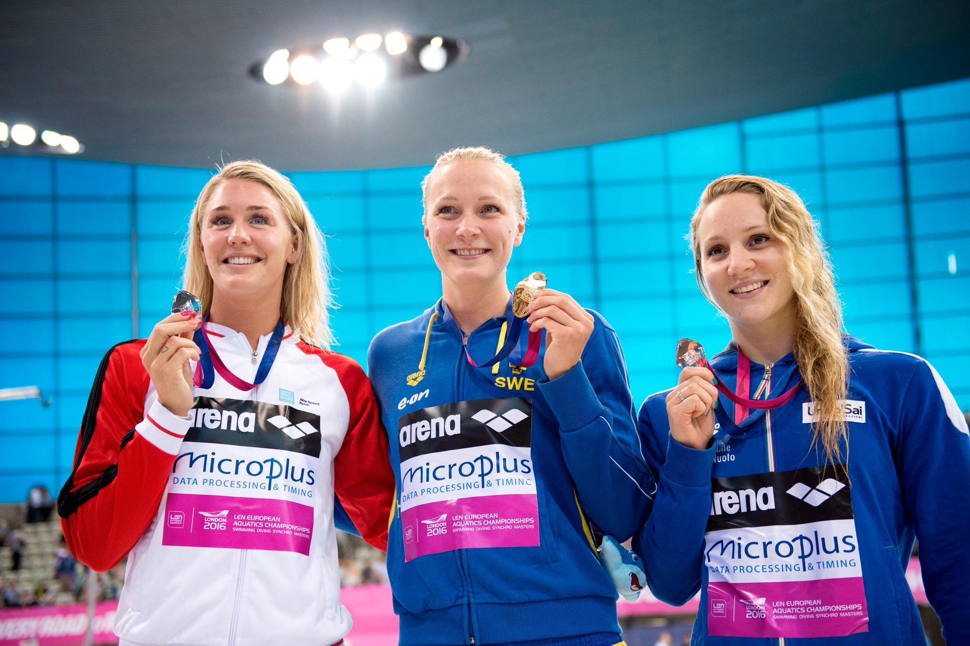 Ottesen till vänster om Sarah Sjöström på sim-EM 2016.