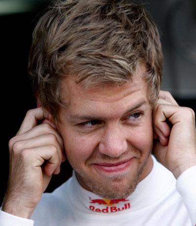 Lyssnar inte på tvivlarna Sebastian Vettel vägrar ge upp så länge han har chans att ta hem VM-titeln. FOTO: AP