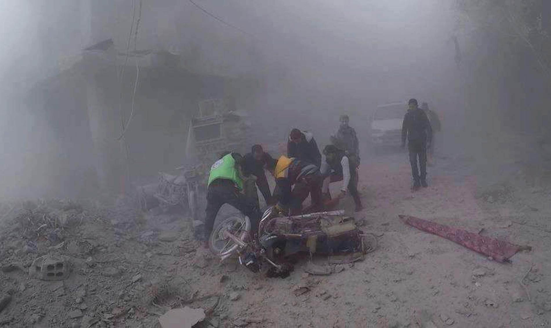 Räddningsarbetare bär en skadad man i Douma i november. Sedan dess har flygbombningarna förvärrats. Arkivbild.