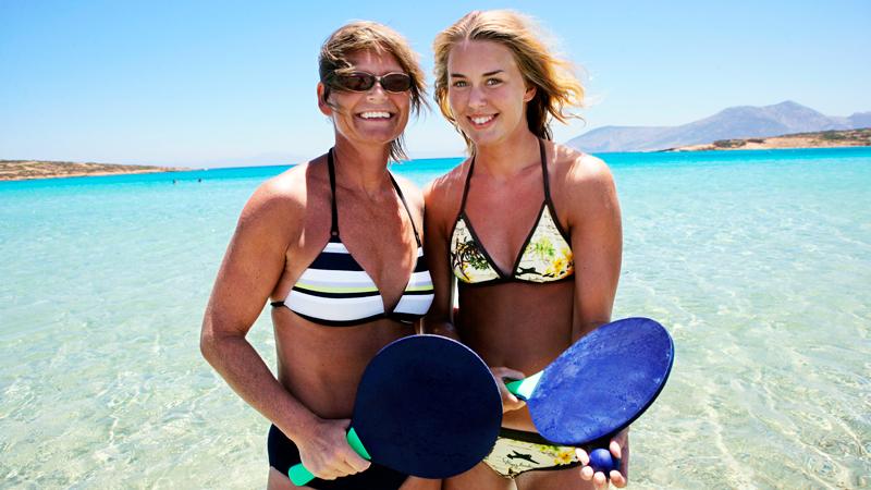 Annika och Elina Davidsson från Sandared spelar tennis vid stranden Pori – öns vackraste.