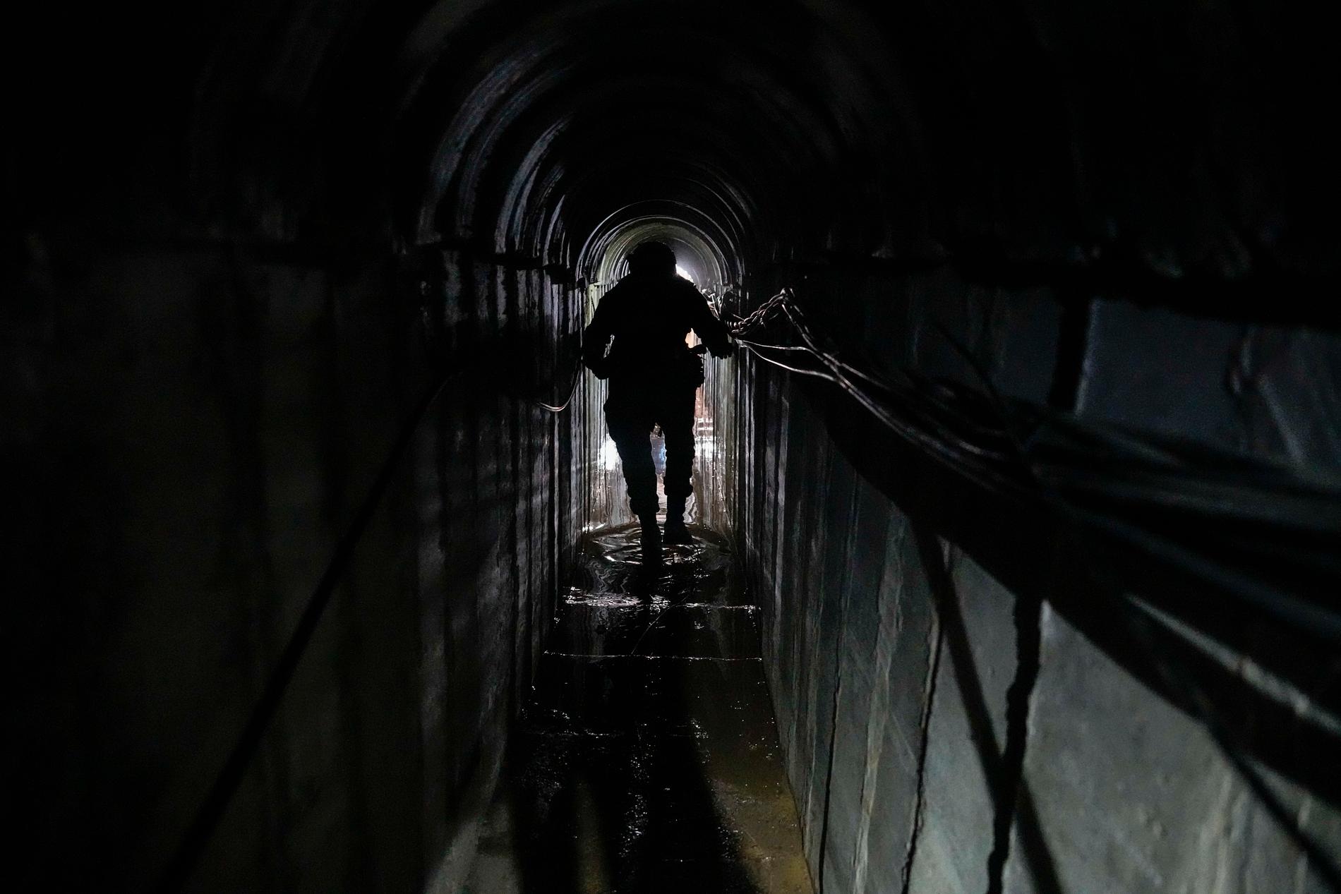 En soldat i en av tunnlarna, som uppges ha använts av Hamas. 