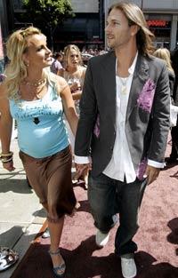 Under en stor del av 2005 var Britney Spears gravid men det var inget som mr. Blackwell tog hänsyn till. I år gick hon från sjunde till första plats på hans lista över sämst klädda kvinnor. Här med maken Kevin Federline.