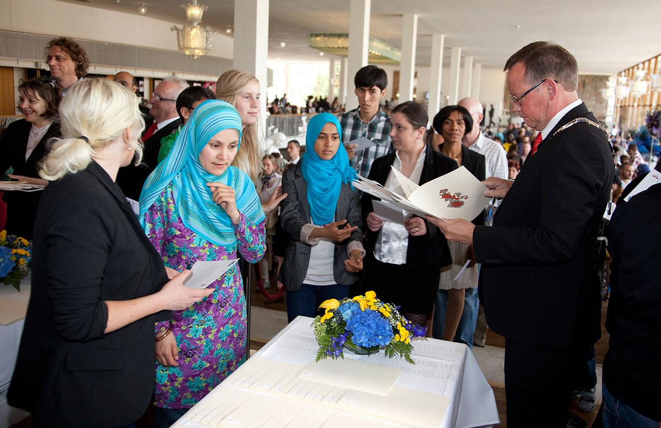 Varje år delas välkomstbrev ut till nya svenska medborgare på Nationaldagen. Bilden är från Malmö 2012.