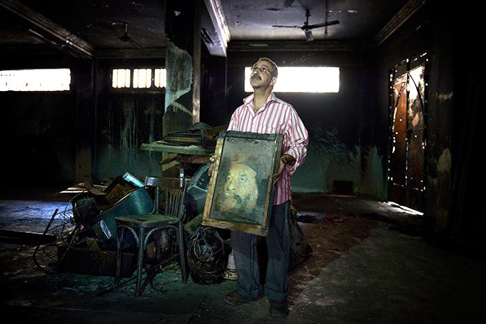 Emil Naguib står kvar i resterna efter att den kristna kyrkan "Den heliga Marias kyrka" i Kairo har bränts ner. Ett av otaliga exempel på hur troende förföljs runt om i världen.