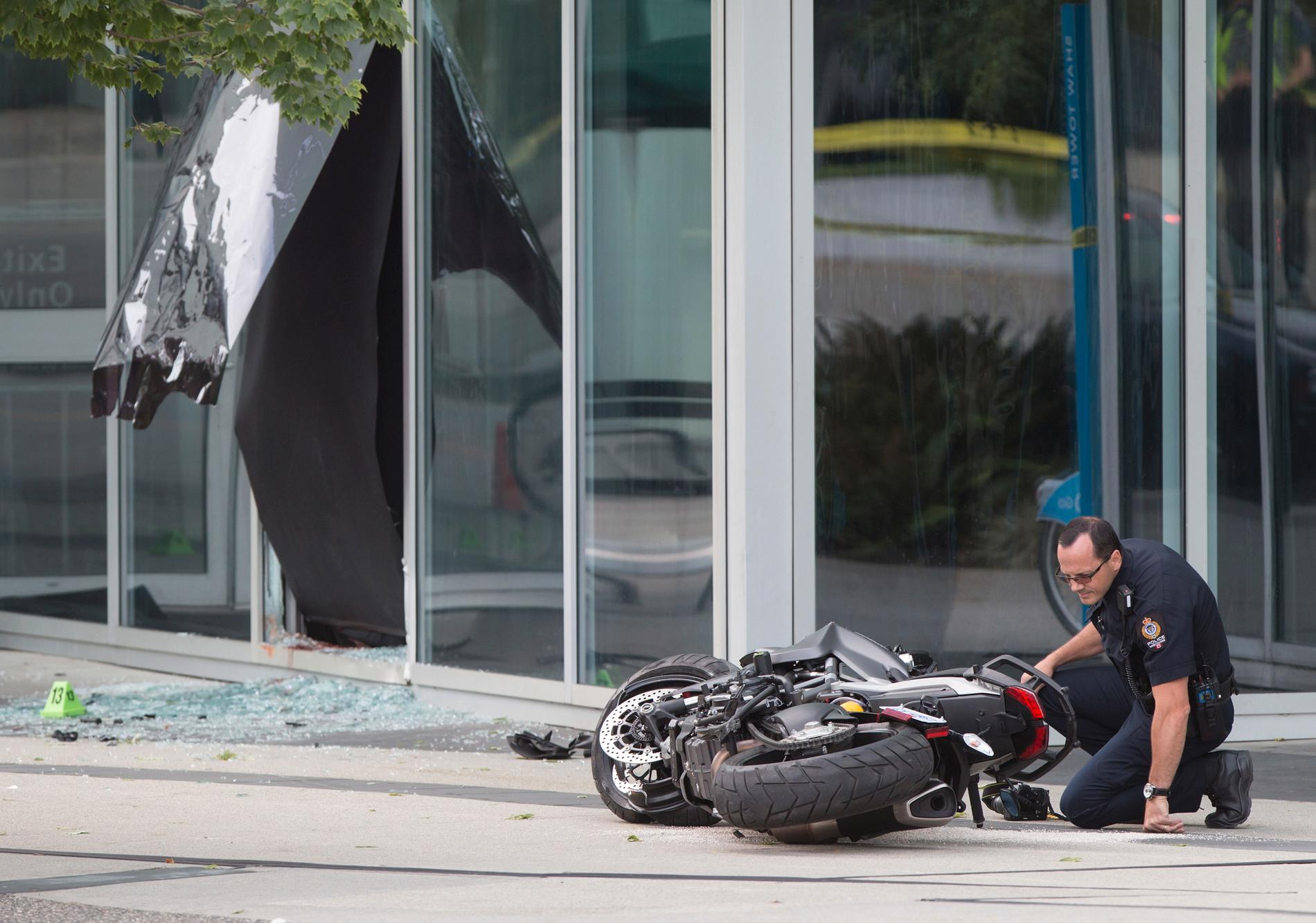 Polis undersöker platsen där en kvinnlig stuntman dog under filminspelning av ”Deadpool 2”.